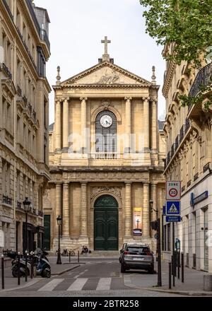 La Chiesa di San Tommaso d'Aquino vista da Rue Saint Thomas d'Aquin a Parigi Foto Stock