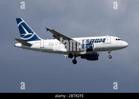 Istanbul / Turchia - 30 marzo 2019: AEREO passeggeri TAROM Airbus A318 YR-ASC arrivo e atterraggio all'aeroporto Ataturk di Istanbul Foto Stock