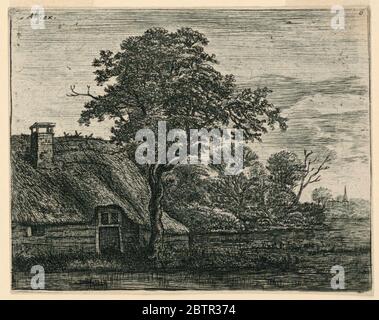 Cottage con tetto di paglia da una palude nella luce serale. Ricerca in Progressa cottage con tetto di paglia si trova dietro un grande albero, a sinistra, sul bordo di una palude; una guglia chiesa a destra, visto nella luce della sera. Foto Stock