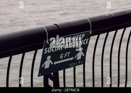 Hoboken, Stati Uniti - 19 aprile 2020 - Sign on the Hoboken Waterfront delinea le nuove linee guida per la distanza sociale Foto Stock