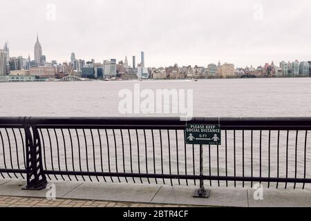 Hoboken, Stati Uniti - 19 aprile 2020 - Sign on the Hoboken Waterfront delinea le nuove linee guida per la distanza sociale Foto Stock