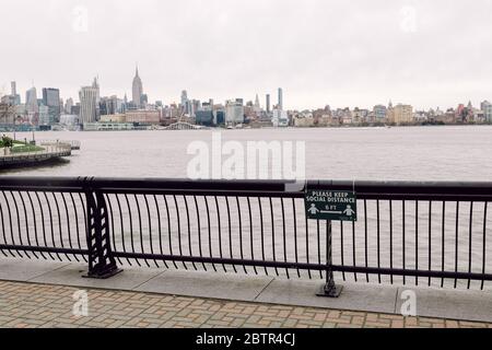 Hoboken, Stati Uniti - 19 aprile 2020 - Sign on the Hoboken Waterfront delinea le nuove linee guida per la distanza sociale Foto Stock