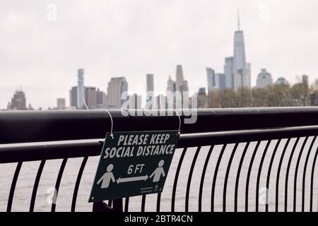 Hoboken, Stati Uniti - 19 aprile 2020 - Sign on the Hoboken Waterfront delinea le nuove linee guida per la distanza sociale Foto Stock