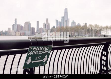 Hoboken, Stati Uniti - 19 aprile 2020 - Sign on the Hoboken Waterfront delinea le nuove linee guida per la distanza sociale Foto Stock