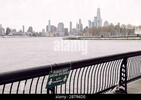 Hoboken, Stati Uniti - 19 aprile 2020 - Sign on the Hoboken Waterfront delinea le nuove linee guida per la distanza sociale Foto Stock