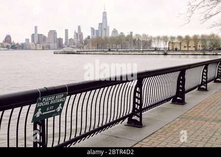 Hoboken, Stati Uniti - 19 aprile 2020 - Sign on the Hoboken Waterfront delinea le nuove linee guida per la distanza sociale Foto Stock