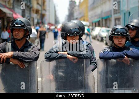 Agenti messicani della polizia di Stato di Puebla che osservano durante il caso del Coronavirus Covid-19 Foto Stock