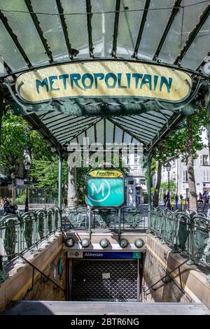 Parigi, Francia - 20 maggio 2020: Stazione metropolitana Abbesses a Montmartre, famoso simbolo dell'Art Nouveau Foto Stock