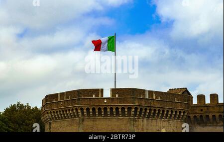 Bandiera italiana sul tetto di Castel Sant'Angelo a Roma Foto Stock