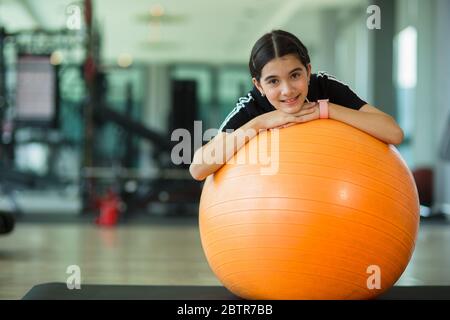 Asian ragazza bambino con palla ginnastica Foto Stock