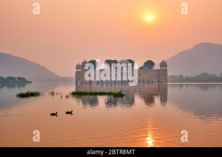 Mattina tranquilla al Jal Mahal Water Palace all'alba a Jaipur. Rajasthan, India Foto Stock