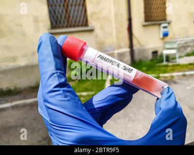 Provetta utilizzata per il trattamento con coronavirus Foto Stock