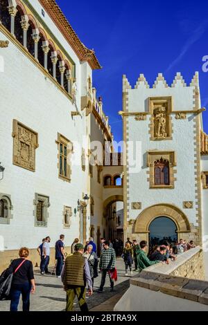 Turisti nella città costiera di Sitges Foto Stock