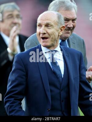 SUNDERLAND, INGHILTERRA - l'ex giocatore di Sunderland Dennis Tueart che ha giocato nella finale della Coppa 1973 vince su Leeds United prima della terza partita della Coppa fa tra Sunderland e Leeds United allo Stadio di luce, Sunderland, domenica 4 gennaio 2015 (Credit: Mark Fletcher | MI News) Foto Stock