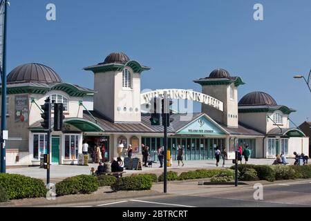 Great Yarmouth, Regno Unito. 25 maggio 2020. Con i parcheggi e le attrazioni sul mare rimasti chiusi a causa del coronavirus, Great Yarmouth non era molto occupato come il lunedì precedente delle feste della Banca di primavera, ma il lungomare del resort sembrava ancora attrarre un gran numero di persone che cercano una pausa di sole dalla chiusura. Solo alcune bancarelle di gelati e rinfreschi e venditori di cibo da asporto erano aperti, le misure sociali e altre misure sanitarie sono state ampiamente implementate. Foto Stock