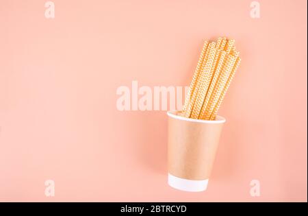 Vetro di carta con tubi per bevande. Utensili ecologici su sfondo chiaro. Concetto di stile di vita sostenibile Foto Stock