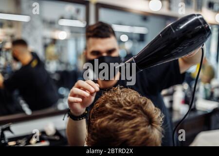 Styling dei capelli da uomo. Barbiere fare un elegante acconciatura. Foto Stock