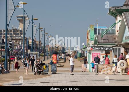 Great Yarmouth, Regno Unito. 25 maggio 2020. Con i parcheggi e le attrazioni sul mare rimasti chiusi a causa del coronavirus, Great Yarmouth non era molto occupato come il lunedì precedente delle feste della Banca di primavera, ma il lungomare del resort sembrava ancora attrarre un gran numero di persone che cercano una pausa di sole dalla chiusura. Solo alcune bancarelle di gelati e rinfreschi e venditori di cibo da asporto erano aperti, le misure sociali e altre misure sanitarie sono state ampiamente implementate. Foto Stock