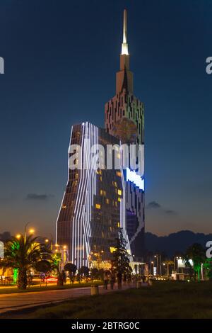 Università tecnologica del Mar Nero Torre di Batumi, bellissimo edificio illuminato di notte. Architettura moderna a Batumi, Adjara, Georgia. Foto Stock