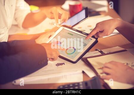Incontro di consulente aziendale per analizzare e discutere la situazione sul rapporto finanziario nella sala riunioni.Consulente investimenti,Consulente finanziario,F Foto Stock