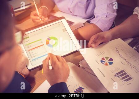 Incontro di consulente aziendale per analizzare e discutere la situazione sul rapporto finanziario nella sala riunioni.Consulente investimenti,Consulente finanziario,F Foto Stock