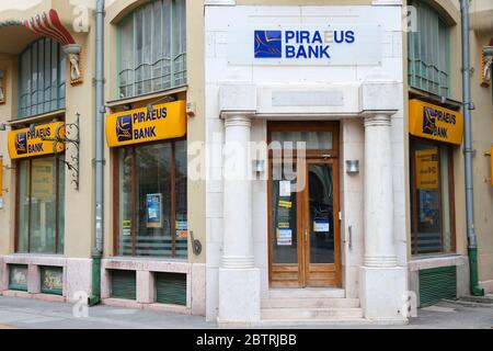 SUBOTICA, SERBIA - 12 AGOSTO 2012: Filiale della Banca del Pireo a Subotica, Serbia. In Serbia operano 30 società di servizi bancari commerciali. Foto Stock