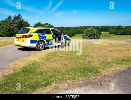 Polizia pattuglia auto in un parcheggio pubblico Foto Stock