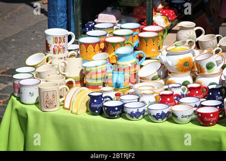 SZEGED, UNGHERIA - Agosto 13, 2012: Ungherese ceramiche artigianali a Szeged, Ungheria. Szeged è la terza città più grande in Ungheria. Turismo in Ungheria è crescere Foto Stock