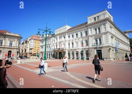 SZEGED, UNGHERIA - Agosto 13, 2012: la gente visita Klauzal Square a Szeged, Ungheria. Szeged è la terza città più grande in Ungheria. Turismo in Ungheria è growin Foto Stock