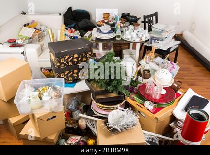 Camera disordinata piena di disordine e spazzatura - accatosamento compulsivo. Disturbo dell'accumulo. Foto Stock