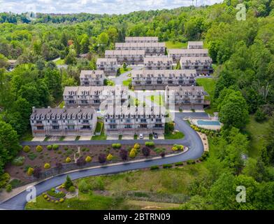 Panorama di una casa cittadina di sviluppo a lago di Cheat da drone aereo girato vicino Morgantown, Virginia Occidentale Foto Stock