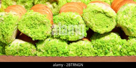 Pasticceria con pistacchi verdi in vendita nella pasticceria Foto Stock