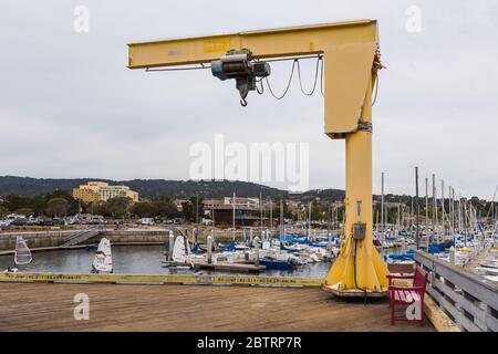 Monterey, California, USA - 09 giugno 2015: Vista della gru gialla sul Molo Municipale. Yacht marina sullo sfondo. Foto Stock