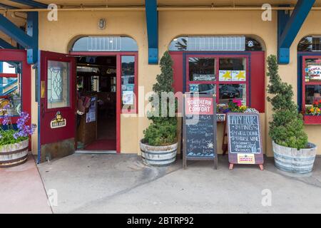 Monterey, California, USA- 09 Giugno 2015: Ingresso al pub, menu di fronte all'edificio, facciata gialla. Fisherman Wharf. Foto Stock