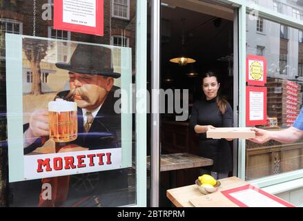 Prendete la pizza al Soho Joe durante la pandemia del coronavirus, nel centro di Londra, Regno Unito Foto Stock