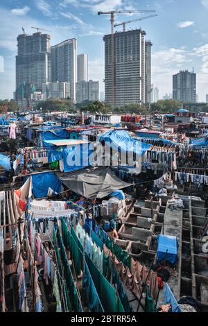 Dhobi Ghat è una lavanderia all'aperto lavoir a Mumbai, India, con lavanderia che asciuga su corde Foto Stock