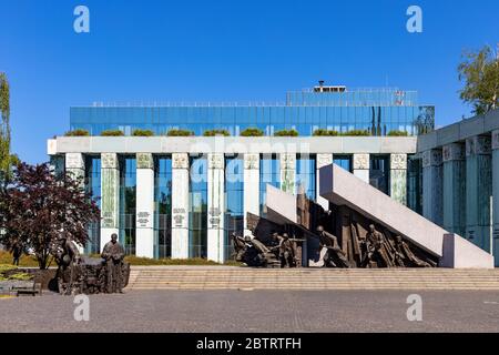 Varsavia, Mazovia / Polonia - 2020/05/10: Seconda guerra mondiale Varsavia rivolta monumento di Wincenty Kucma in piazza Krasinski nel quartiere storico della città vecchia di Fro Foto Stock