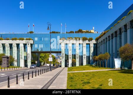 Varsavia, Mazovia / Polonia - 2020/05/10: Vista panoramica della Corte Suprema di Polonia - Sad Najwyzszy - edificio principale in piazza Krasinski nella città vecchia Foto Stock