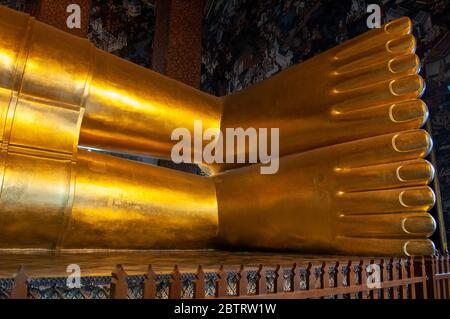 I piedi del Buddha al tempio di Wat Pho a Bangkok, Thailandia. Foto Stock