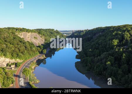 Avon fiume nella gola di Bristol con il riflesso del ponte sospeso Brunel. REGNO UNITO Foto Stock