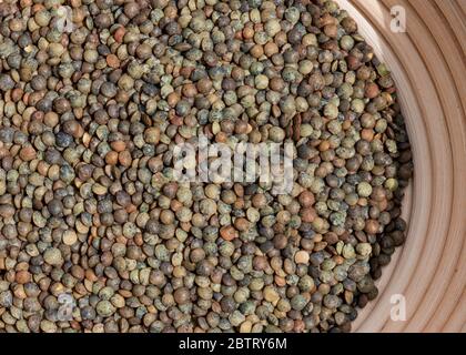 Lenticchie Puy in ciotola circolare Foto Stock