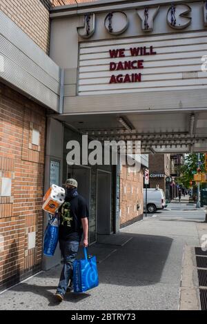 New York City, New York, USA - 21 maggio 2020: Messaggio positivo durante la pandemia COVID19, esposto sopra il Joyce Theatre , New York City, USA. Foto Stock