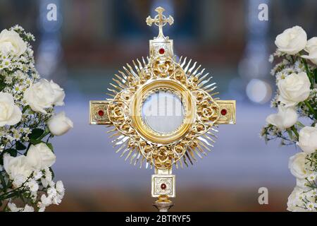 Ostensorio per il culto a una chiesa cattolica cerimonia Foto Stock