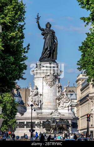 Parigi, Francia - 14 maggio 2020: Statua di bronzo di Marianne, simbolo nazionale della Repubblica francese a Place de la Republique a Parigi Foto Stock