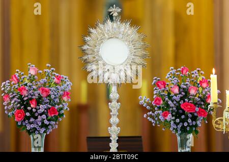 Ostensorio per il culto a una chiesa cattolica cerimonia Foto Stock