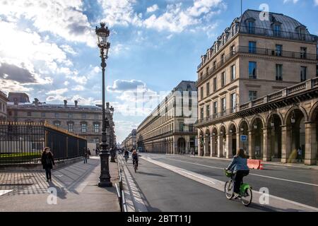 Parigi, Francia - 14 maggio 2020: Tipica strada di lusso a Parigi 'rue de Rivoli' durante la chiusura a causa della covid-19 Foto Stock