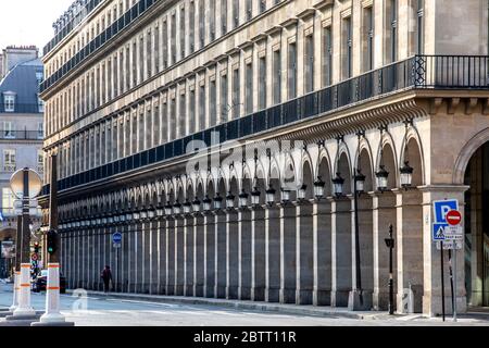 Parigi, Francia - 14 maggio 2020: Tipica strada di lusso a Parigi 'rue de Rivoli' durante la chiusura a causa della covid-19 Foto Stock