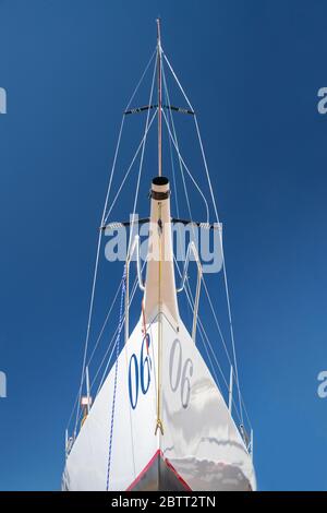 Russia, San Pietroburgo, 26 maggio 2020: Porto Ercole, le barche a vela si trovano su supporti, la vista dal basso, alberi e le imbracature, un chiaro clima di sole, il Foto Stock