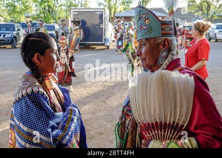 Nana Manson, di Blue Gap, Arizona, e sua nipote WynterRose McReeves, di Tohatchi, New Mexico, attendere con altri ballerini al grande ingresso prima dell'inizio del Southern Ute Indian Tribe Pow Wow e Bear Dance a Ignacio, Colorado. Ballerini nativi americani da tutti gli Stati Uniti si riuniscono ogni anno in questo ingresso per ballare nel Pow Wow insieme.(Crystal Ashike, GPJ Stati Uniti d'America) Foto Stock
