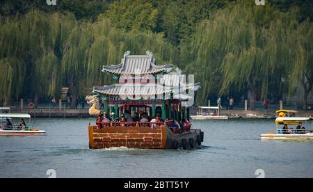 Pechino / Cina - 18 ottobre 2015: Imbarcazione in stile tradizionale sul lago Kunming nel Palazzo d'Estate a Pechino, Cina Foto Stock